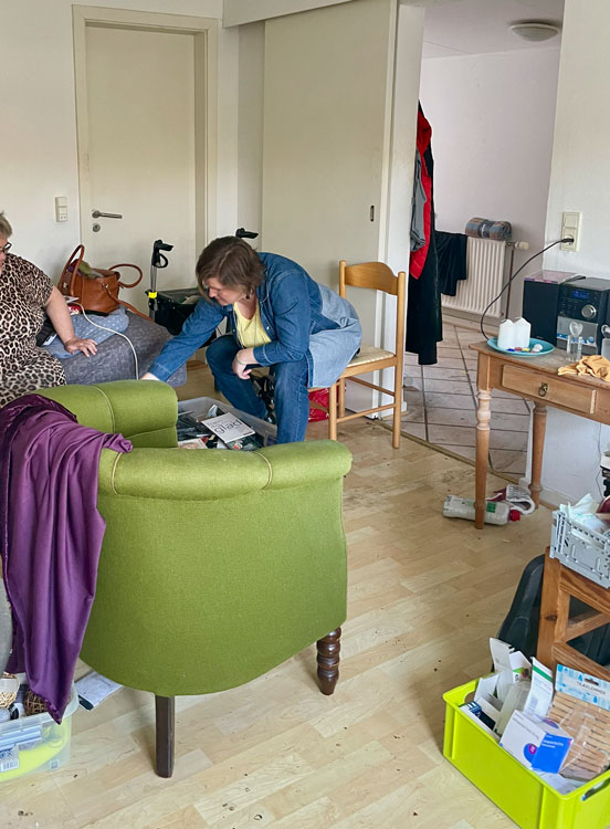 Stue før - oprydning og sortering er i gang